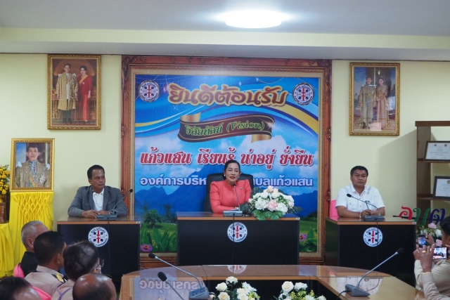 คณะผู้บริหาร สมาชิกสภาฯ พนักงาน ผอ.รร.ในพื้นที่ ภาคีเครือข่าย ร่วมต้อนรับท่านกนกพร เดชเดโช นายก อบจ